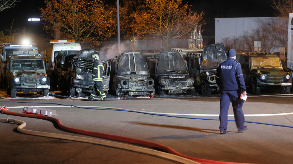 Varios vehículos de la Bundeswehr ‘severamente dañados’ durante un presunto ataque incendiario en Leipzig Ger10