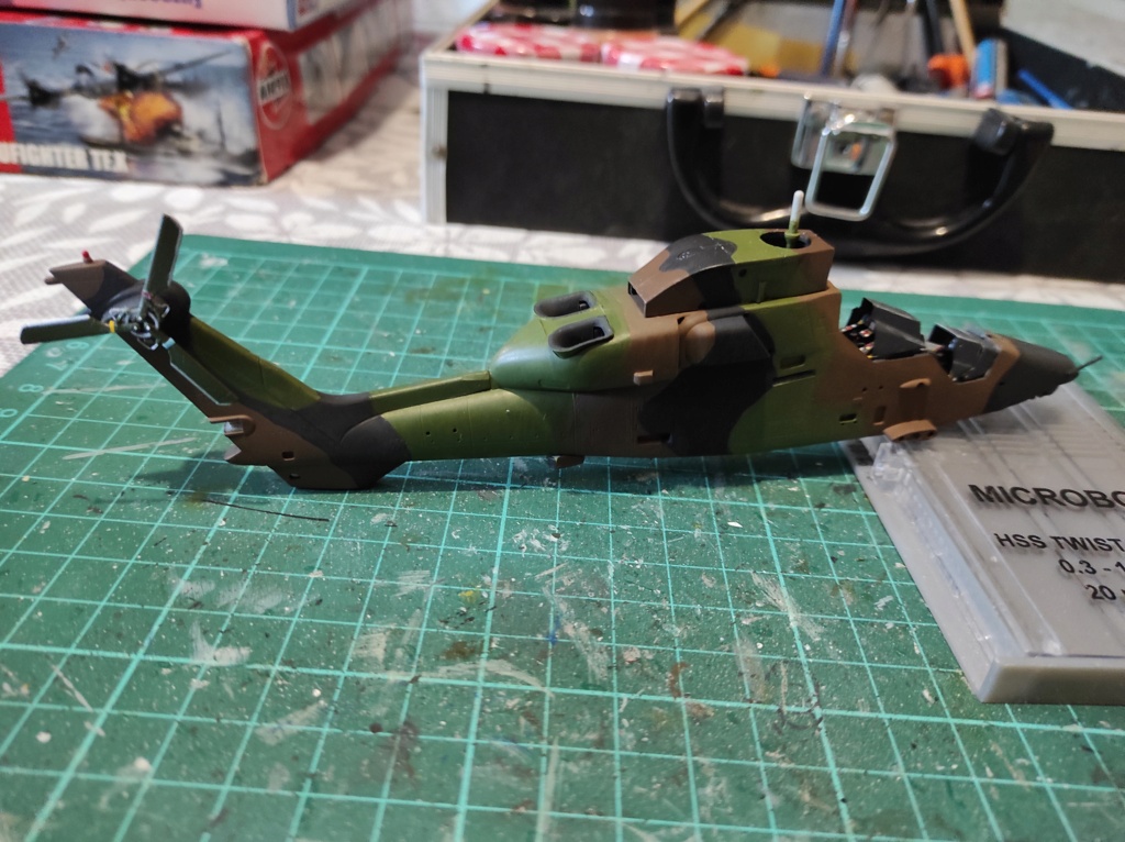 [HobbyBoss] Eurocopter Tigre HAP de l'ALAT [FINI] - Page 2 Img_2043