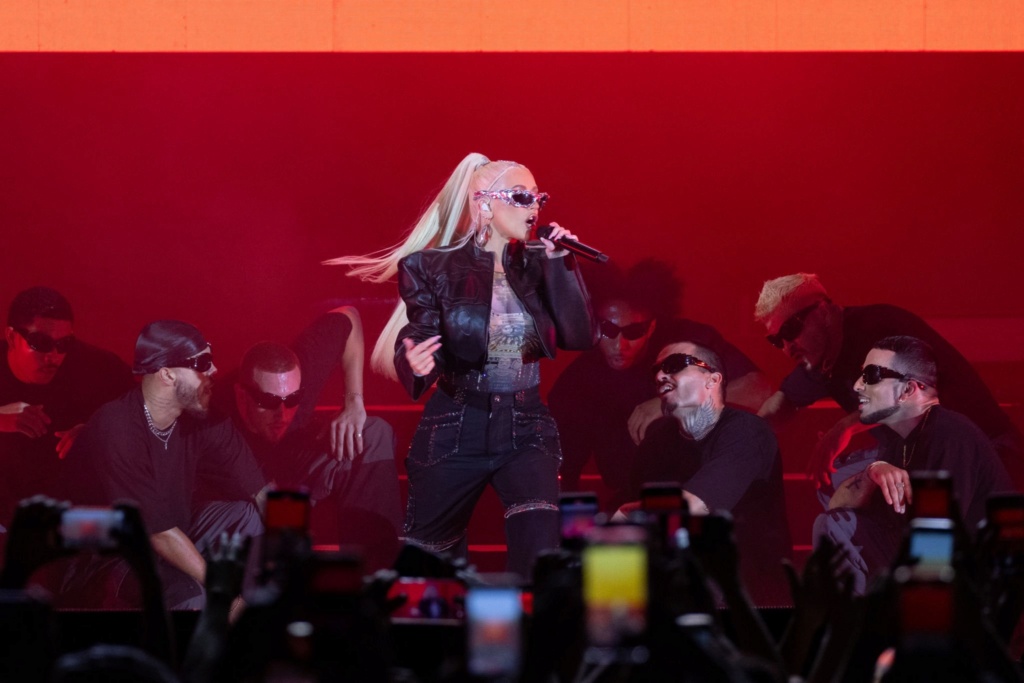 Christina Aguilera - Σελίδα 12 F3nnvg10
