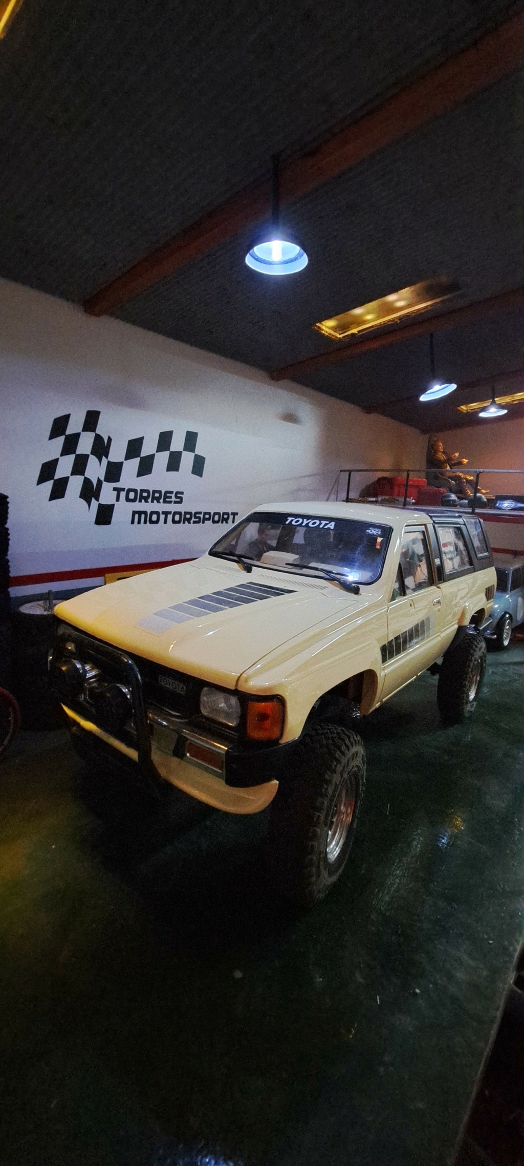 Toyota 4 Runner 1985 Trailfinder2 Rc4wd by WillysMB 2023-053