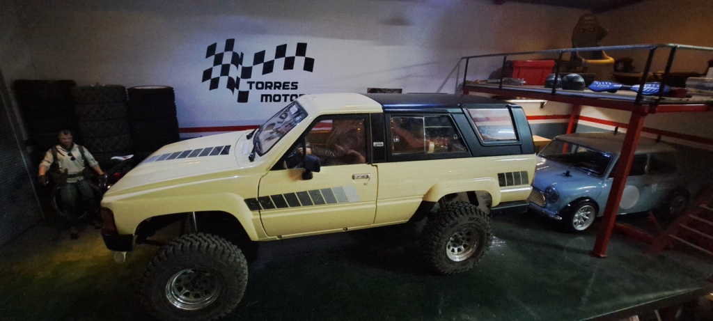 Toyota 4 Runner 1985 Trailfinder2 Rc4wd by WillysMB 2023-064