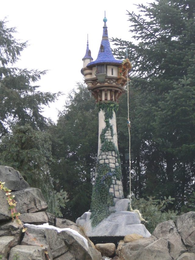 Nouveau décor de Raiponce au Pays des Contes de Fées Dsc07410