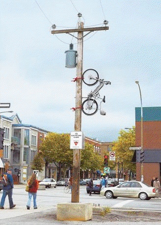 Vélos suspendus comme enseigne, portail et clôture Vae_bm10