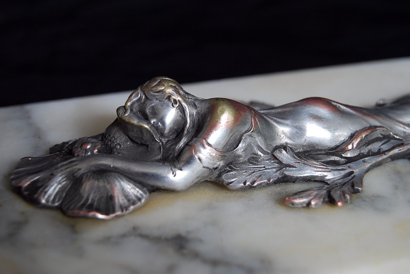 Petit bronze : femme allongée * Eb200261