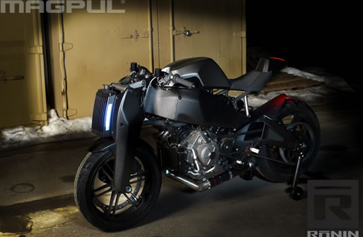 le genre de motos que l on ne croisent pas tous les jours! - Page 8 Magpul12