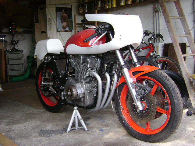Racer Laverda, ça va être long...jusqu'en avril 2009... - Page 2 Dsc03510