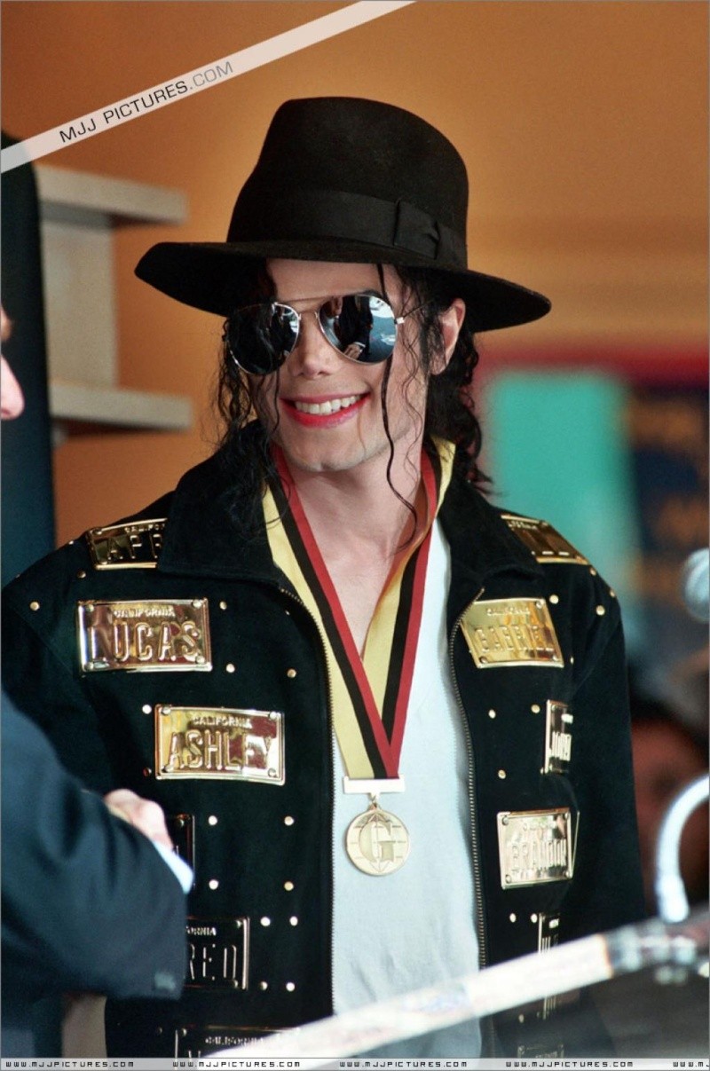 Smile - Page 4 Mjjpic21