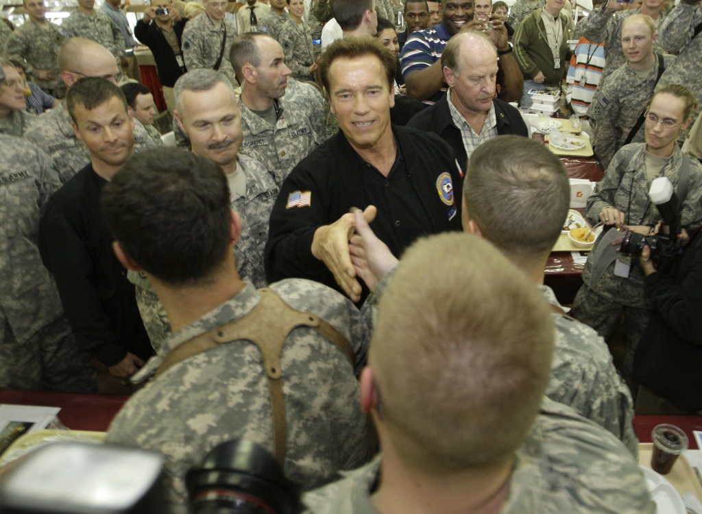 Arnold Schwarzenegger en photos - Page 7 Iraq-u10