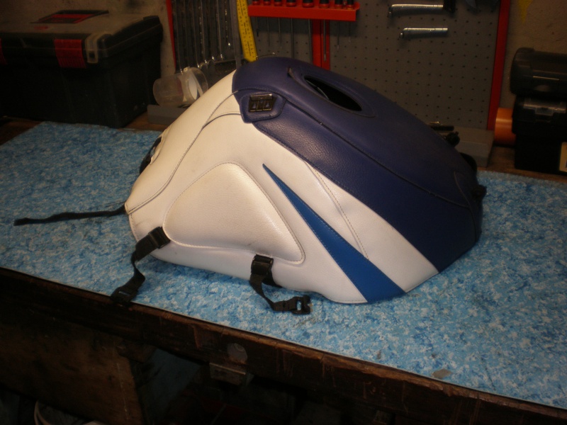 [VDS] couvre reservoir bagster bleu et blanc GSXR 2000-2003 P4200011