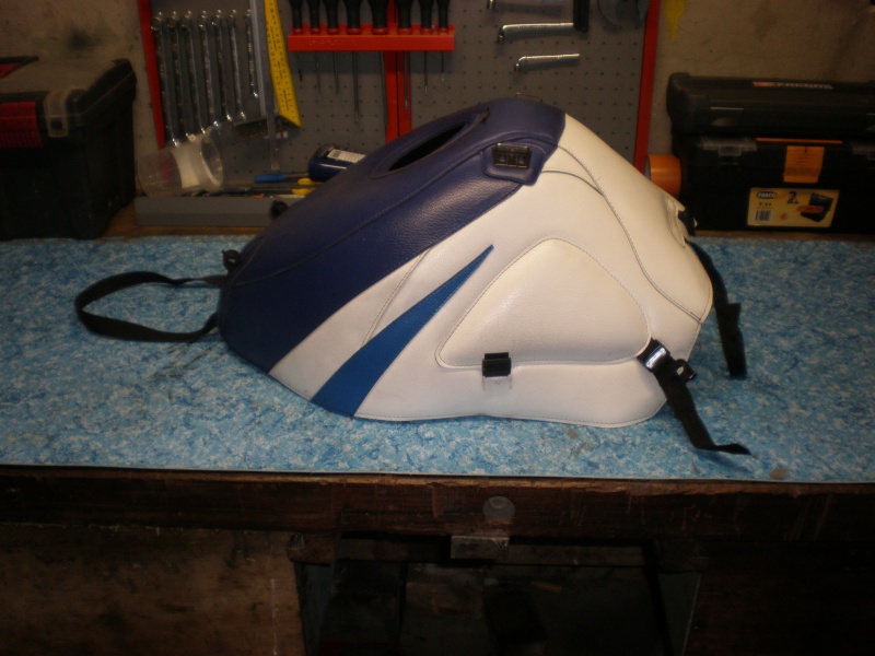 [VDS] couvre reservoir bagster bleu et blanc GSXR 2000-2003 P4200012