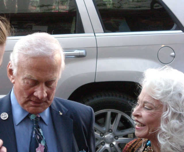 Buzz ALDRIN encore à Paris le 24 avril / Le Jules Verne Festival - Page 3 Dscn7010