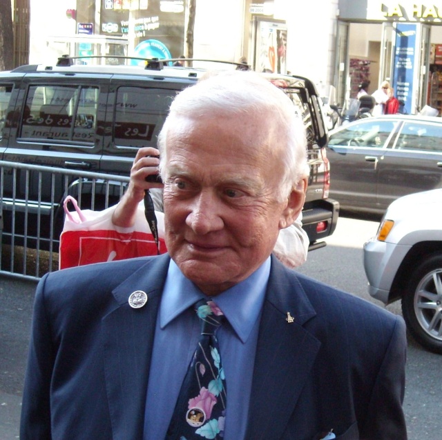 Buzz ALDRIN encore à Paris le 24 avril / Le Jules Verne Festival - Page 3 Dscn7011