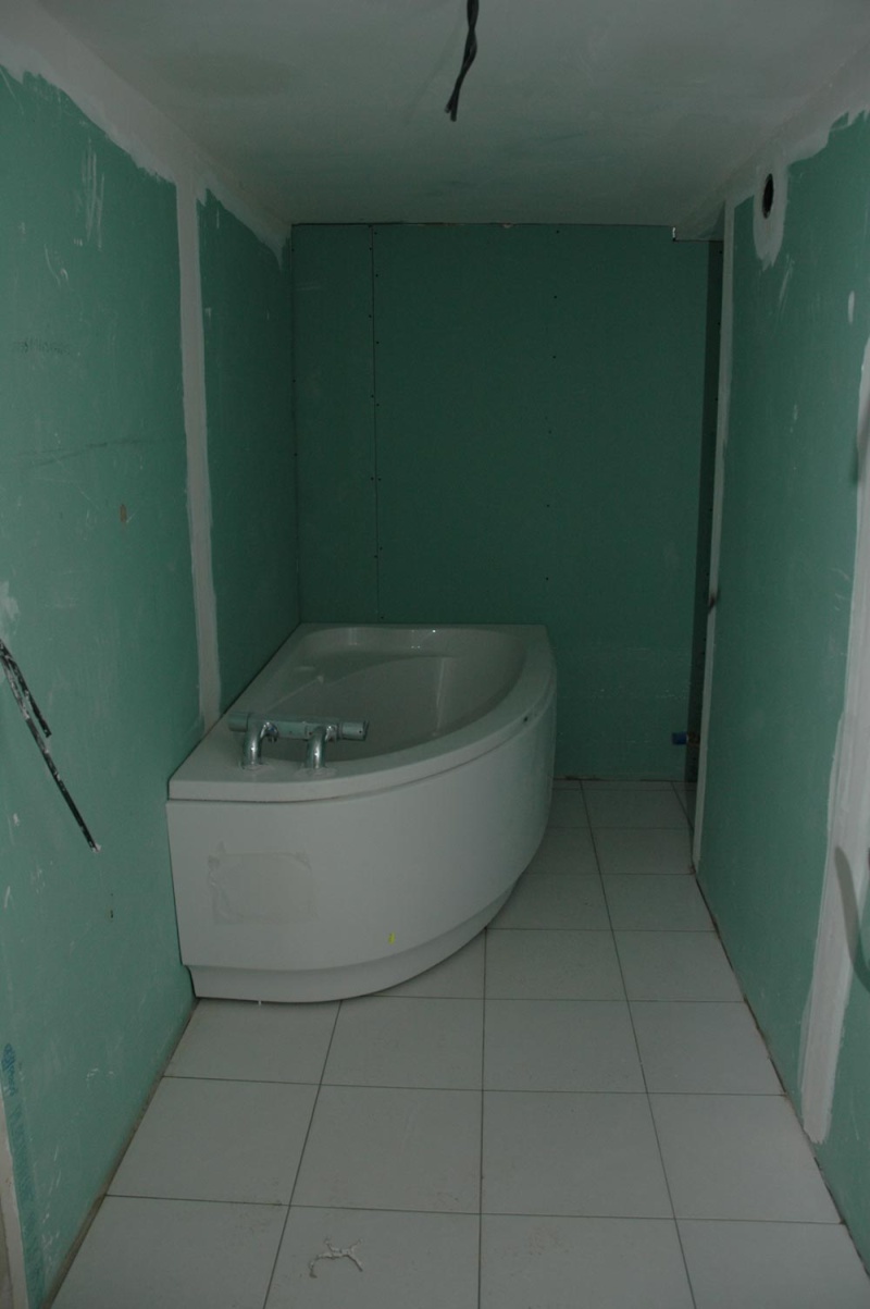 Salle de bain petite et sans lumière et basse de plafond (ph - Page 2 Sdb10