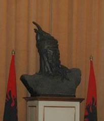 Pictures and Statues of Scanderbeg 3skend10