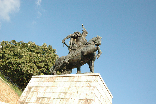 Pictures and Statues of Scanderbeg S_kruj10