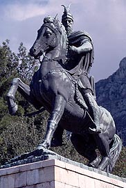 Pictures and Statues of Scanderbeg S_kruj11