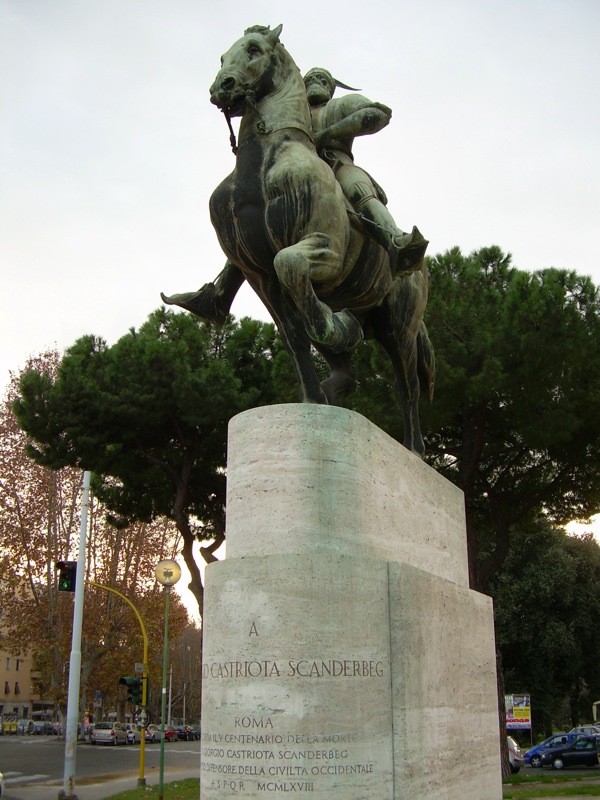 Pictures and Statues of Scanderbeg S_rome11
