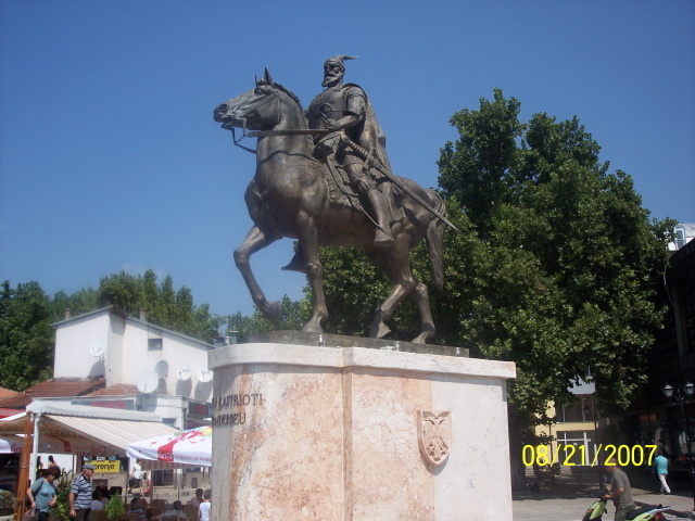 Pictures and Statues of Scanderbeg S_shku10