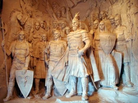 Pictures and Statues of Scanderbeg Scande10