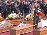 L'Italia piange i morti dell'Abruzzo. Funera10