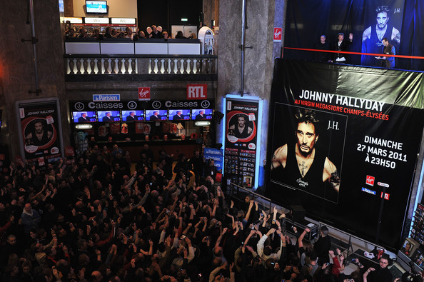 Johnny Hallyday à la rencontre de ses fans au Virgin des Champs Elysées Johnn263