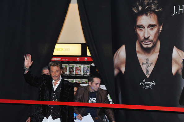 Johnny Hallyday à la rencontre de ses fans au Virgin des Champs Elysées Johnn265