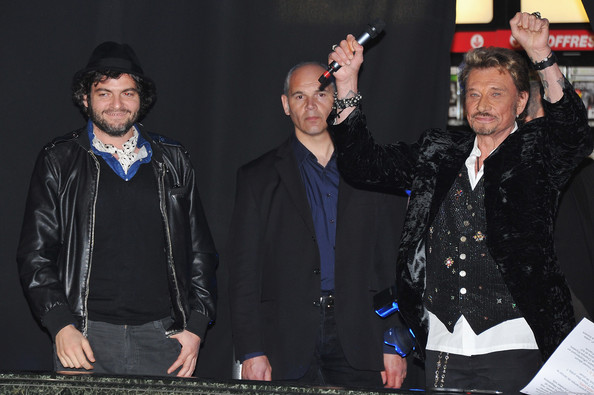 Johnny Hallyday à la rencontre de ses fans au Virgin des Champs Elysées Johnn267