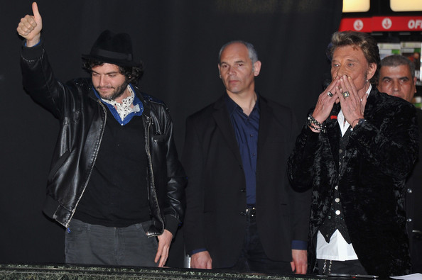 Johnny Hallyday à la rencontre de ses fans au Virgin des Champs Elysées Johnn268