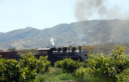 Robert Pattinson On the "Water For Elephants" Set photos Deco110