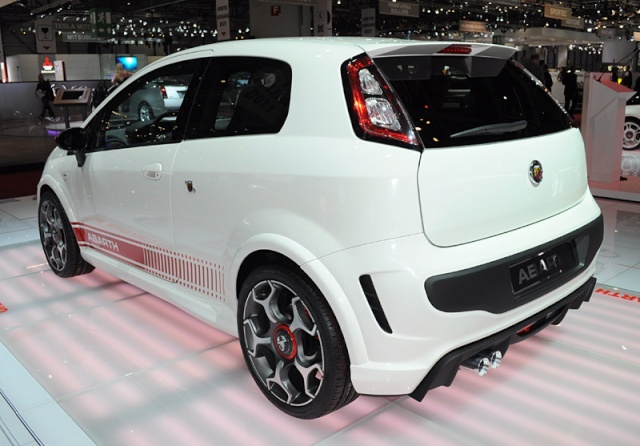 la future remplacante Punto Evo Abarth 02975110