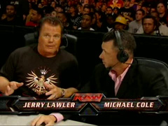 Mick Foley sur le ring pour une annonce... EXPLOSIVE! Cole_l15