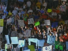 Mick Foley sur le ring pour une annonce... EXPLOSIVE! Fans0210