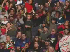 Mick Foley sur le ring pour une annonce... EXPLOSIVE! Fans210