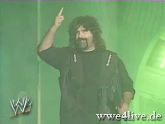 Mick Foley sur le ring pour une annonce... EXPLOSIVE! Foley_15