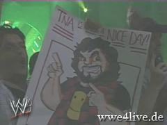 Mick Foley sur le ring pour une annonce... EXPLOSIVE! Foley_17