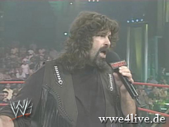 Mick Foley sur le ring pour une annonce... EXPLOSIVE! Foley_18