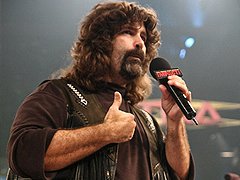 Mick Foley sur le ring pour une annonce... EXPLOSIVE! Mick1810