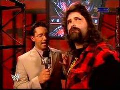 Mick Foley sur le ring pour une annonce... EXPLOSIVE! Mickfo10
