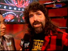 Mick Foley sur le ring pour une annonce... EXPLOSIVE! Mickk10