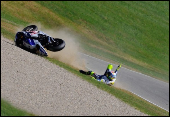 Fracture pour Valentino Rossi 04n51010