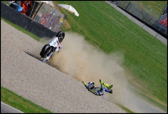 Fracture pour Valentino Rossi 05n51010