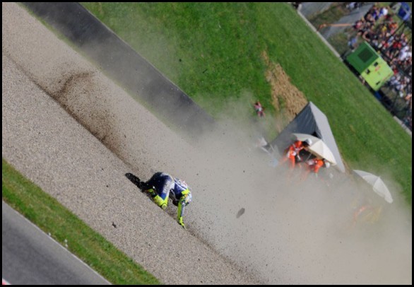 Fracture pour Valentino Rossi 08n51010
