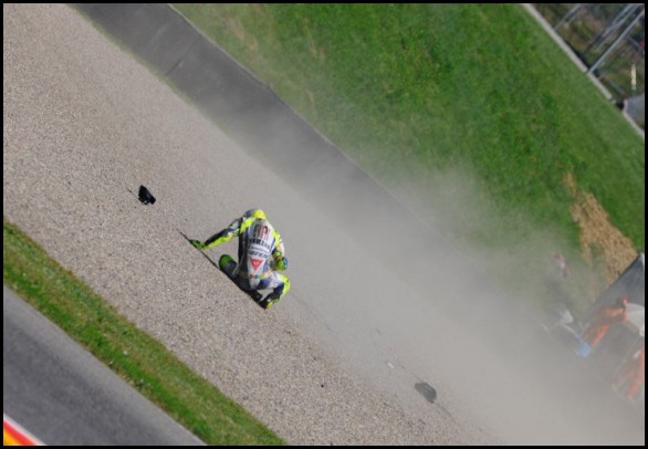 Fracture pour Valentino Rossi 09n51010