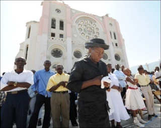 Haiti celebrates Easter within the ruind cathedral Paques10