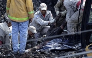 Slum disappears in Rio mudslide; 200 feared dead Rioslu10