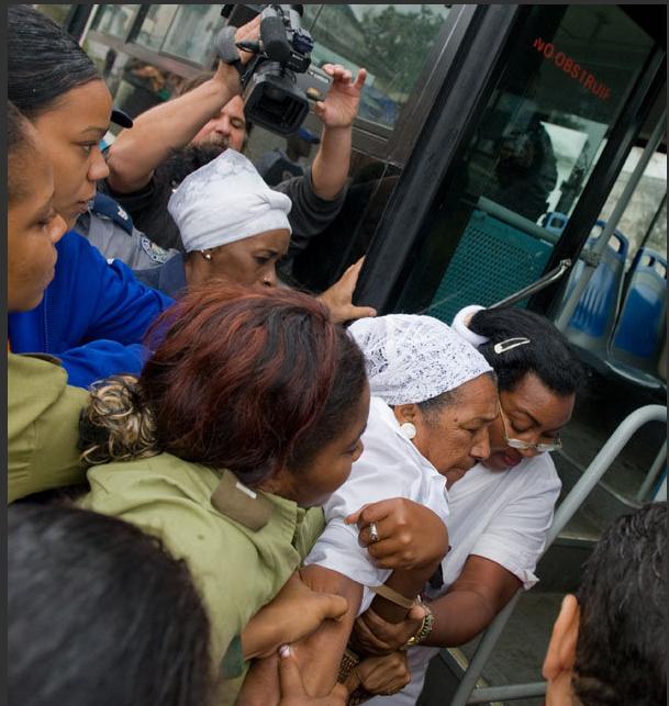 LAS DAMAS DE BLANCO, REPRIMIDAS POR LA POLICIA DE PARRAGA Arrast11