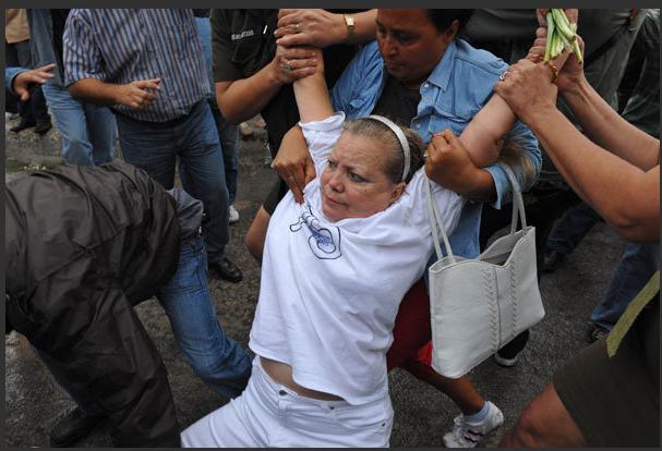 LAS DAMAS DE BLANCO, REPRIMIDAS POR LA POLICIA DE PARRAGA Arrast13