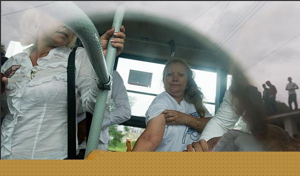 LAS DAMAS DE BLANCO, REPRIMIDAS POR LA POLICIA DE PARRAGA Arrast15