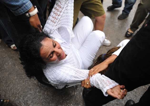 LAS DAMAS DE BLANCO, REPRIMIDAS POR LA POLICIA DE PARRAGA Blanco10