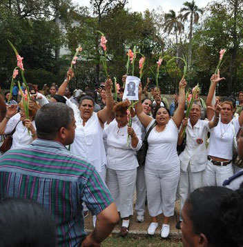 LAS DAMAS DE BLANCO PROTESTAN ANTE LA ASAMBLEA NACIONAL Damas-10